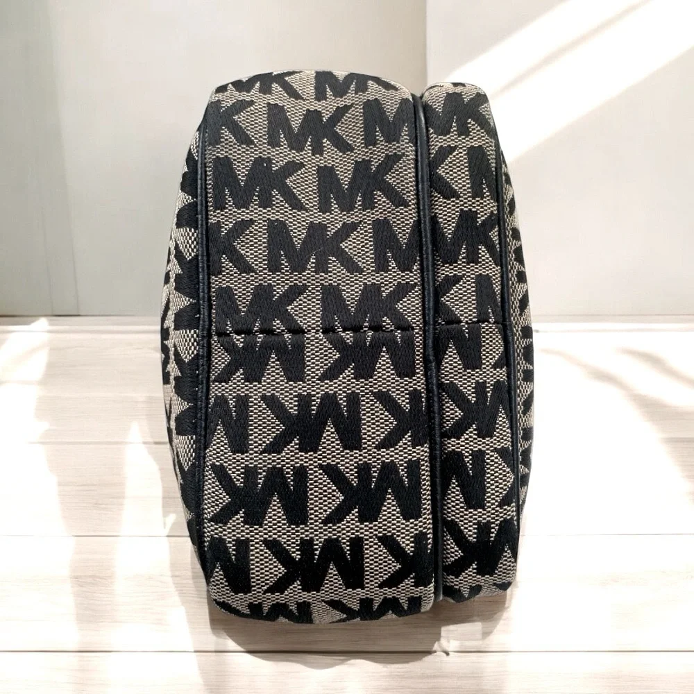 Vintage MICHAEL KORS BEDFORD ZIP CROSSBODY BAG